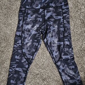 Zyia Black Camo Metallic Pocket Light n Tight Hi-Rise Capri 20" (Sz 6-8)